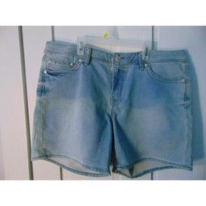 Seven 7 Mid Rise Jean Shorts in a light wash. Great condition Size 16
